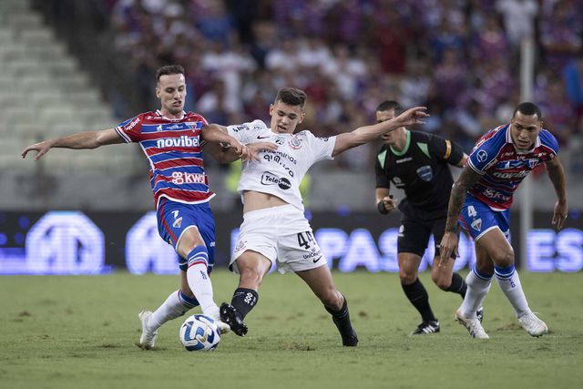 Luís Campos confirma interesse do PSG em médio do Corinthians