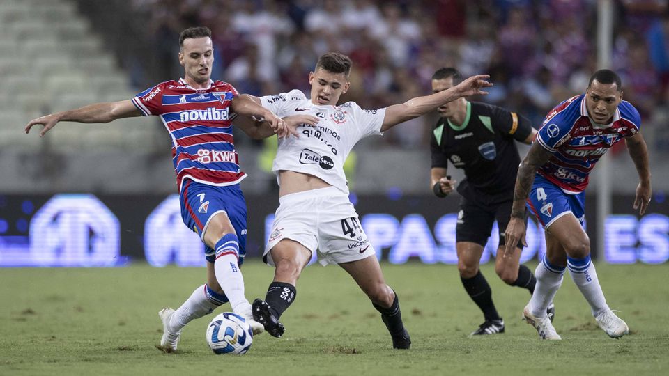 Luís Campos confirma interesse do PSG em médio do Corinthians