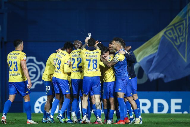 Estoril aplica 'chapa 4' ao Chaves