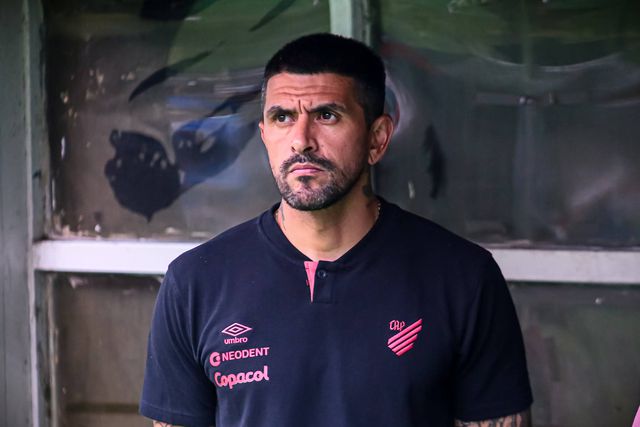 At. Paranaense despede Lucho González após descida de divisão