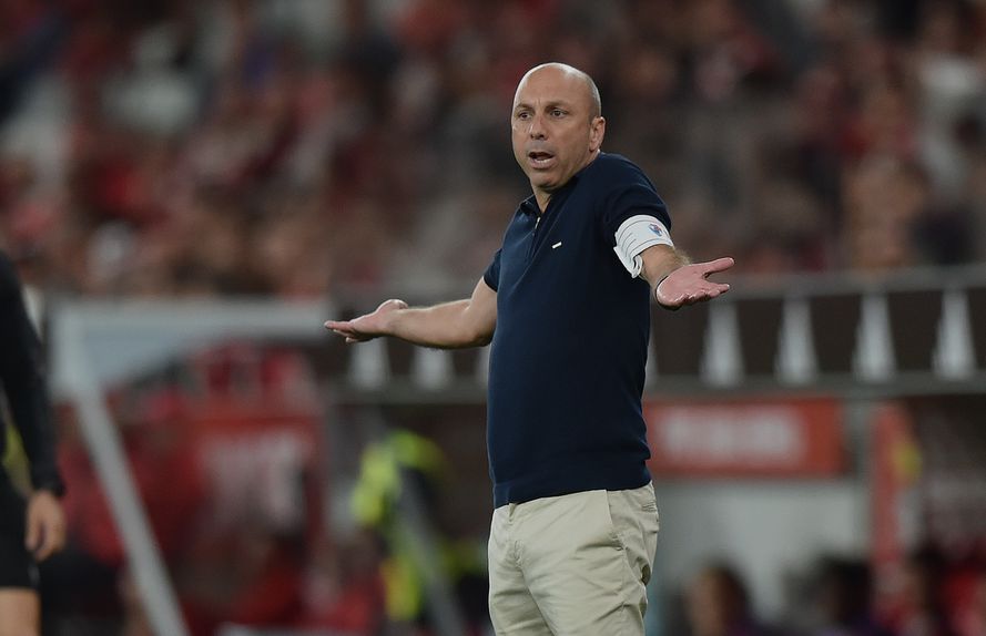 Bruno Pinheiro de braços abertos, incrédulo