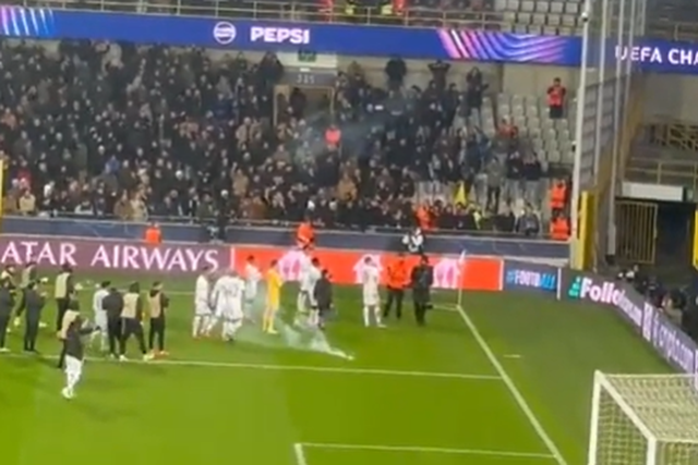 Lenços brancos para João Pereira e artefacto pirotécnico arremessado aos jogadores do Sporting