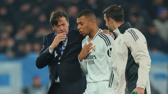 Real Madrid: Mbappé sai de campo lesionado