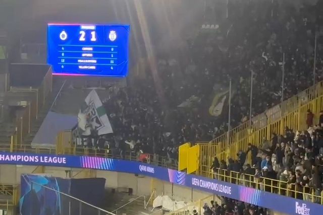 Tocha lançada aos jogadores do Sporting