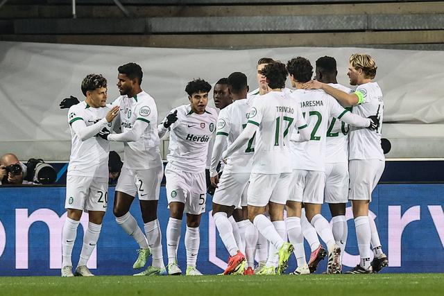 Geny inaugura o marcador aos 3 minutos de jogo (vídeo)