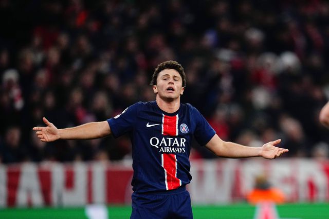 João Neves celebra golo marcado com o PSG com os braços abertos