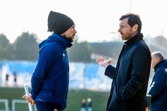 Farioli e André Villas-Boas à conversa no treino desta quarta-feira - Foto: FC PORTO