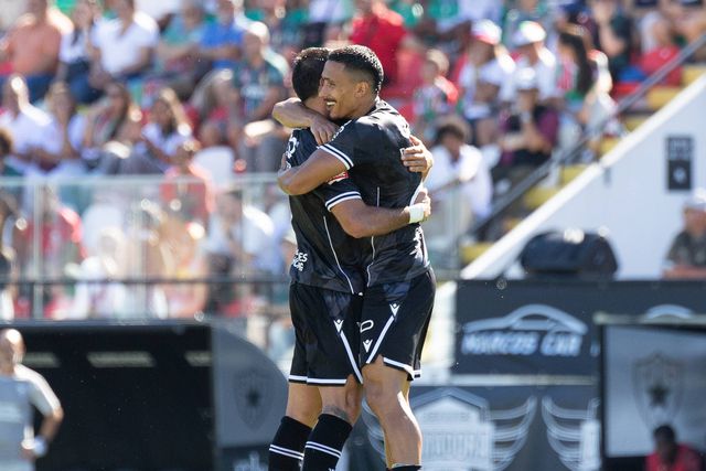 Nélson Oliveira (o jogador com mais jogos, 16) e Rodrigo Abascal (o jogador com mais minutos, 1341) celebram na vitória (2-0), frente ao Estrela da Amadora, em setembro