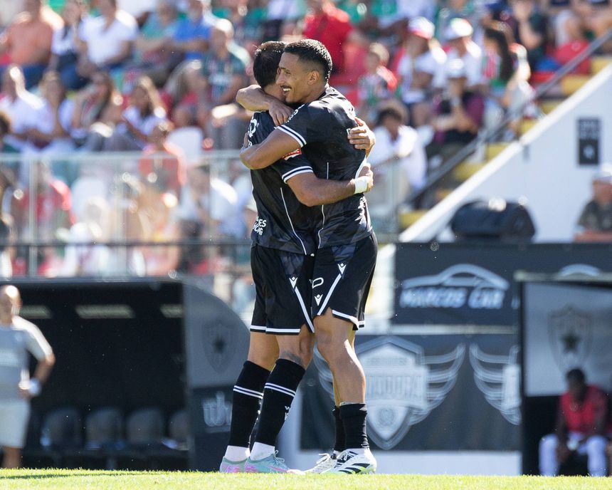 Nélson Oliveira (o jogador com mais jogos, 16) e Rodrigo Abascal (o jogador com mais minutos, 1341) celebram na vitória (2-0), frente ao Estrela da Amadora, em setembro