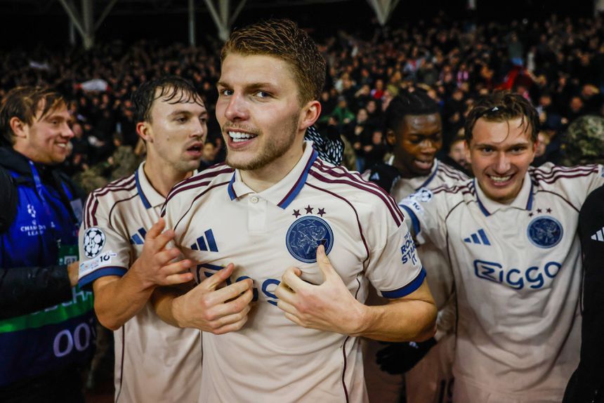 Anton Gaaei celebra golo marcado pelo Ajax ao Qarabag (IMAGO)