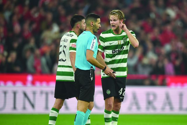 António Nobre e Hjulmand no dérbi da Luz — Foto: IMAGO