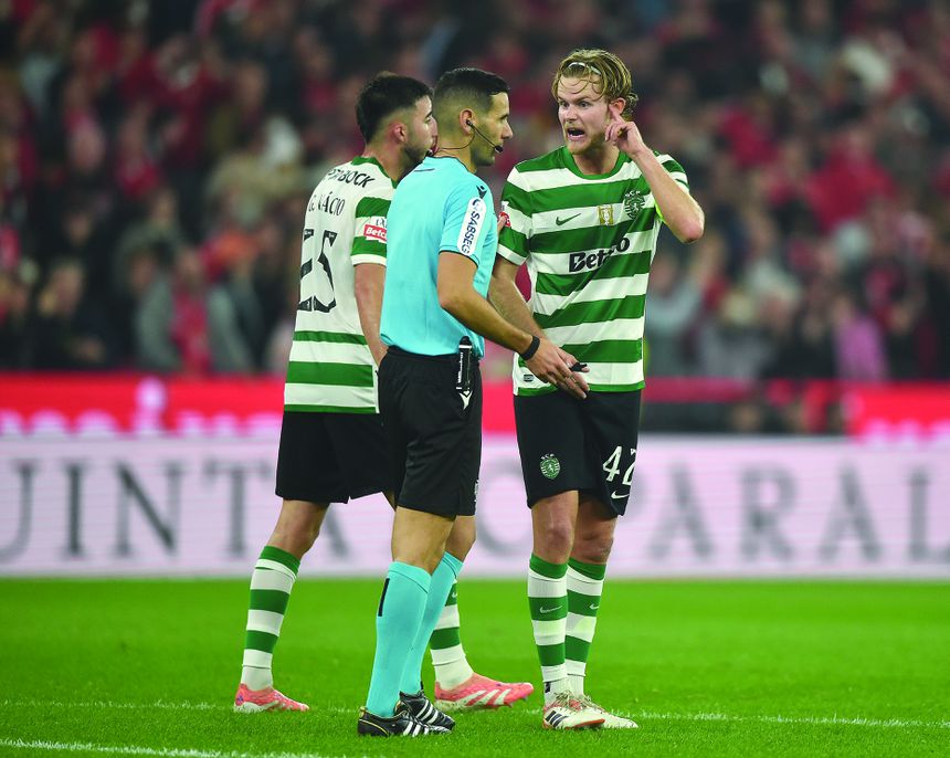 António Nobre e Hjulmand no dérbi da Luz — Foto: IMAGO