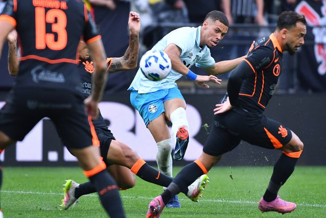 Alysson, de 19 anos, prepara-se para reforçar o Aston Villa