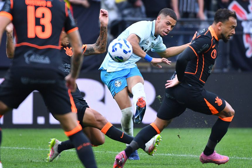 Alysson, de 19 anos, prepara-se para reforçar o Aston Villa