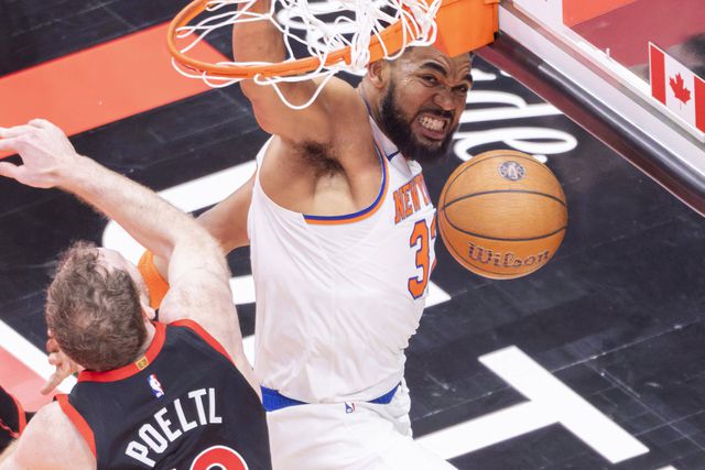 Karl-Anthony Towns afunda 'na cara' de Jakob Poeltl