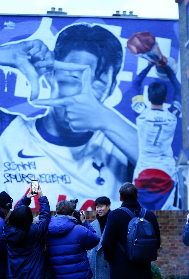 Son junto ao mural no estádio do Tottenham