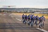 VÍDEO: nove ciclistas fazem… um avião descolar!
