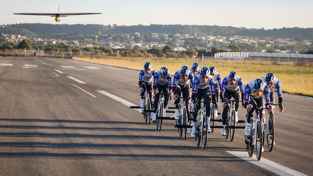 VÍDEO: nove ciclistas fazem… um avião descolar!