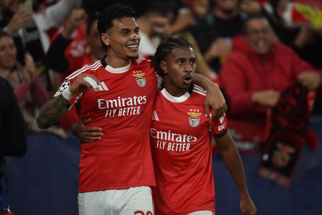 Ríos e Leandro Barreiro festejam efusivamente o segundo golo encarnado (Foto Miguel Nunes)