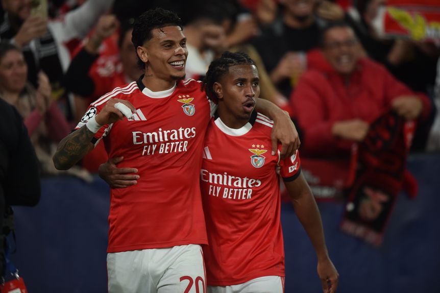 Ríos e Leandro Barreiro festejam efusivamente o segundo golo encarnado (Foto Miguel Nunes)