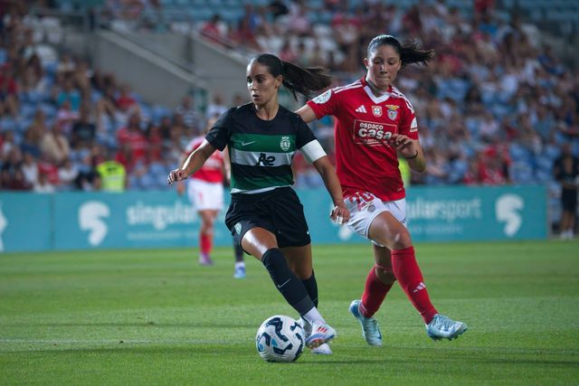 Brenda Pérez e Lara Martins durante dérbi da época passada