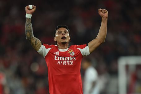 Richard Ríos bate Milinkovic-Savic no Benfica-Nápoles - Foto: IMAGO