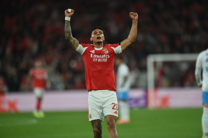 Richard Ríos bate Milinkovic-Savic no Benfica-Nápoles - Foto: Miguel Nunes