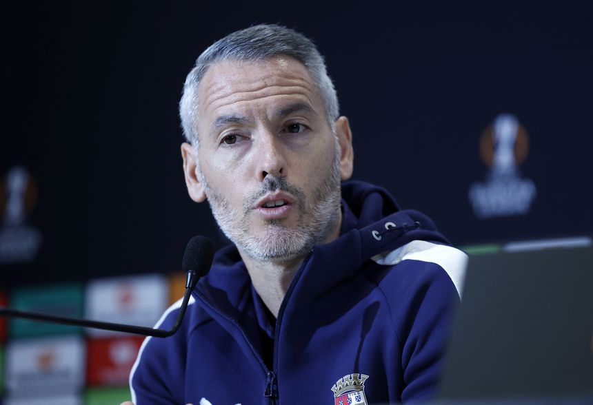 Carlos Vicens, treinador do SC Braga, quer jogadores focados em conquistar os três pontos, frente ao Nice. Foto: EPA/SEBASTIEN NOGIER