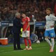 José Mourinho dá instruções a Dedic no Benfica-Nápoles da Champions League - foto: Miguel Nunes