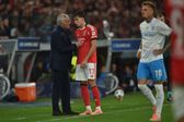 José Mourinho dá instruções a Dedic no Benfica-Nápoles da Champions League - foto: Miguel Nunes