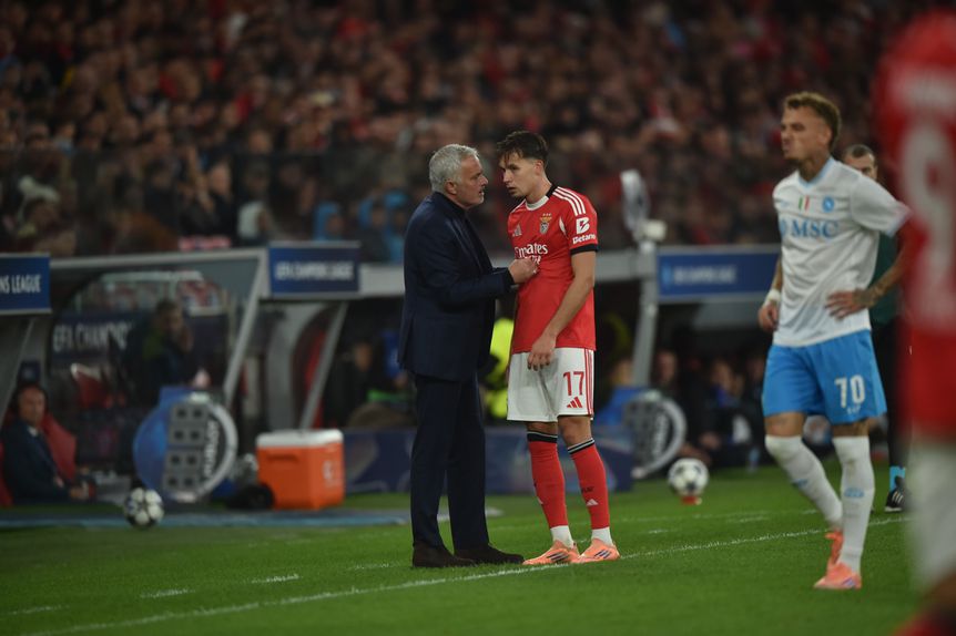 José Mourinho dá instruções a Dedic no Benfica-Nápoles da Champions League - foto: Miguel Nunes