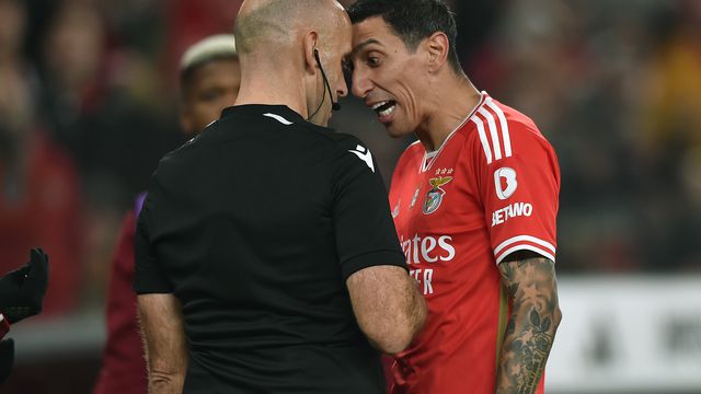 VÍDEO: O momento em que Di María encosta a cabeça ao assistente no Benfica-SC Braga