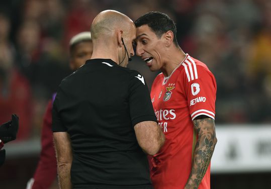 VÍDEO: O momento em que Di María encosta a cabeça ao assistente no Benfica-SC Braga