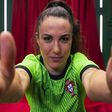Ana Catarina segura a câmara com o equipamento da seleção portuguesa