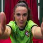 Ana Catarina segura a câmara com o equipamento da seleção portuguesa