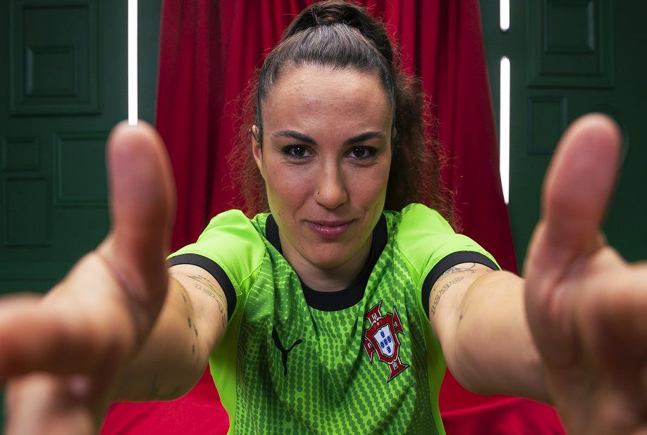 Ana Catarina segura a câmara com o equipamento da seleção portuguesa