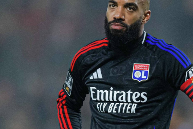 Alexander Lacazette, avançado do Lyon, irritado com a derrota frente ao Brest