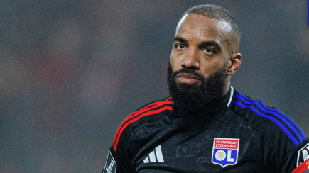 Alexander Lacazette, avançado do Lyon, irritado com a derrota frente ao Brest