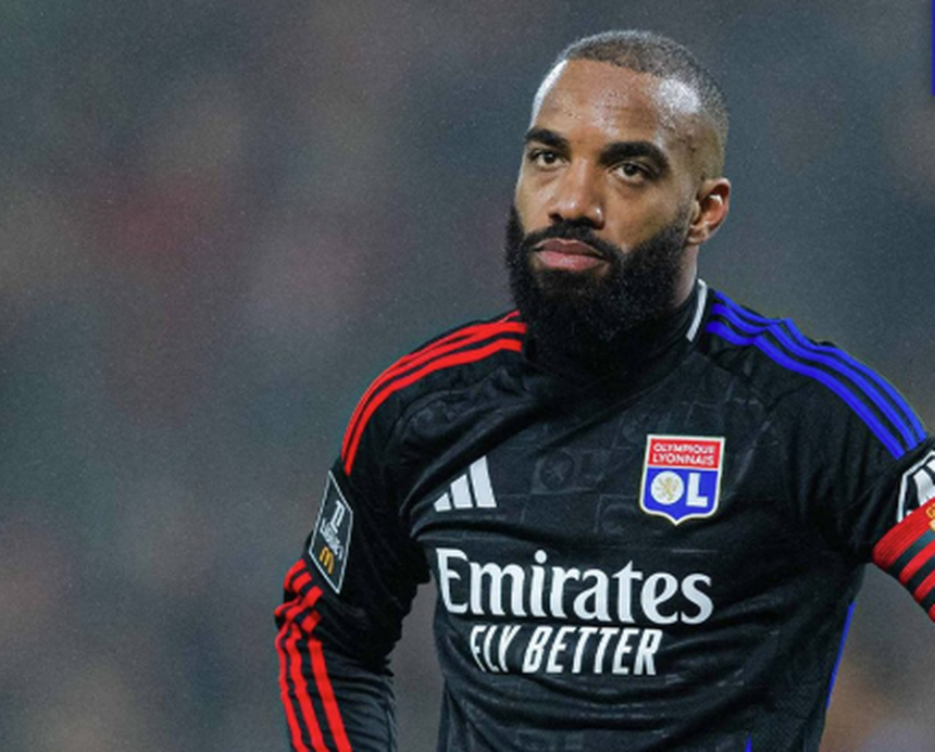 Alexander Lacazette, avançado do Lyon, irritado com a derrota frente ao Brest