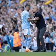 Kyle Walker e Pep Guardiola à conversa