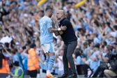 Kyle Walker e Pep Guardiola à conversa