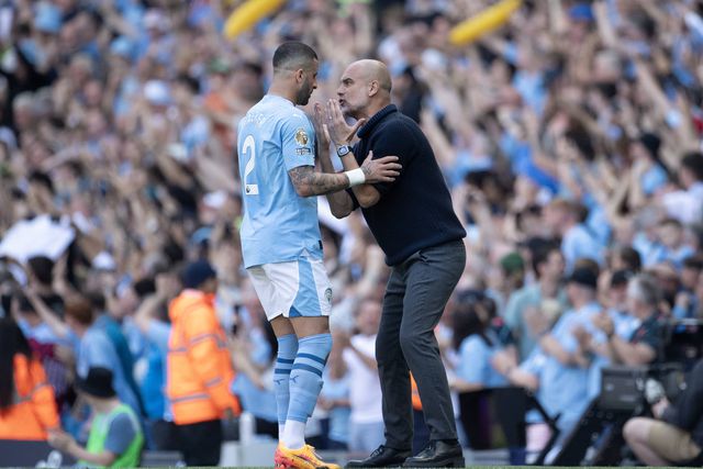 Kyle Walker e Pep Guardiola à conversa