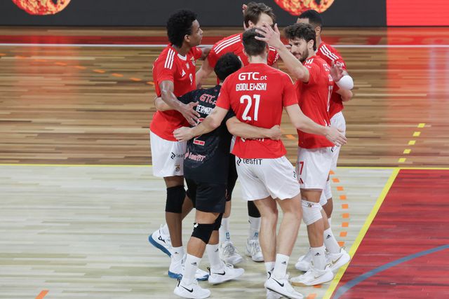 Benfica empurra Sporting do primeiro lugar