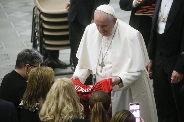 Papa Francisco recebe das mãos de Dolores Aveiro uma camisola da Seleção portuguesa de Cristiano Ronaldo