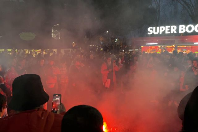 Ambiente 'quente' no 'meeting point' do Benfica