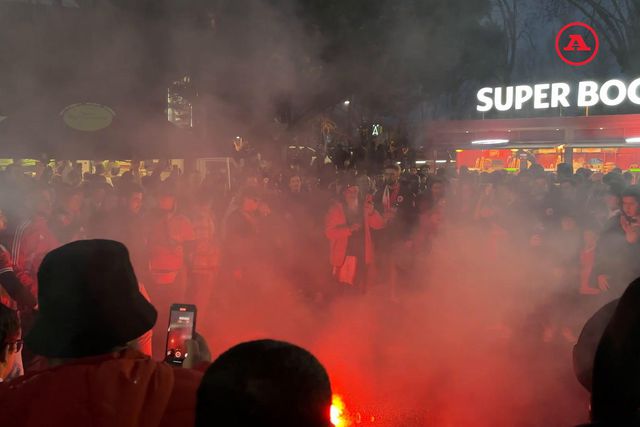 Grande animação no ponto de encontro dos adeptos do Benfica