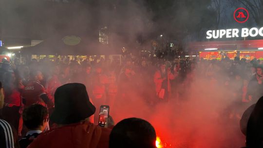 Grande animação no ponto de encontro dos adeptos do Benfica