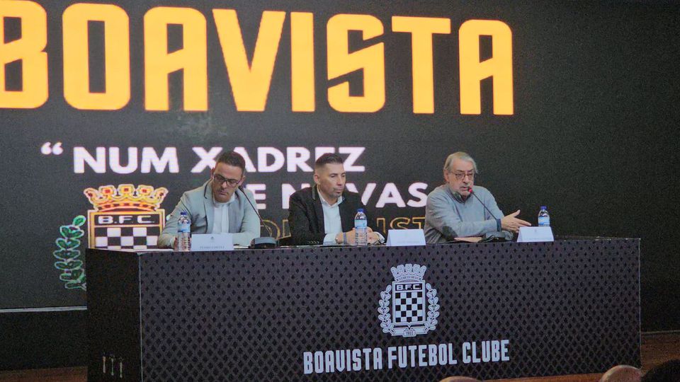 Filipe Miranda, ao centro, apresentou solução para o Boavista levantar impedimentos de inscrição de jogadores na FIFA