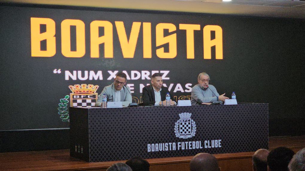 Filipe Miranda, ao centro, pede demissão do vice-presidente do Boavista Reinaldo Ferreira