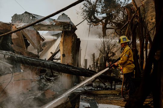 Dois jogos da NBA adiados devido a incêndios em Los Angeles que provocaram 11 mortos